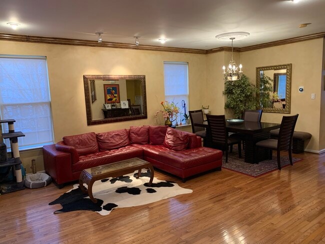 Building Photo - 700 Crooked Creek Dr