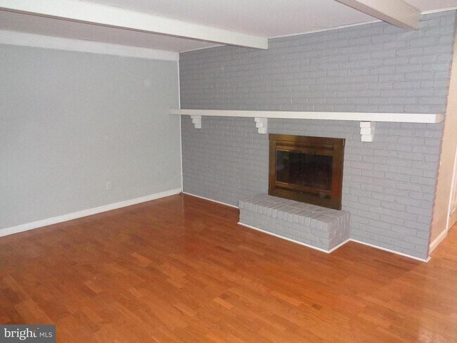 Building Photo - 2 Middle Acre Ln
