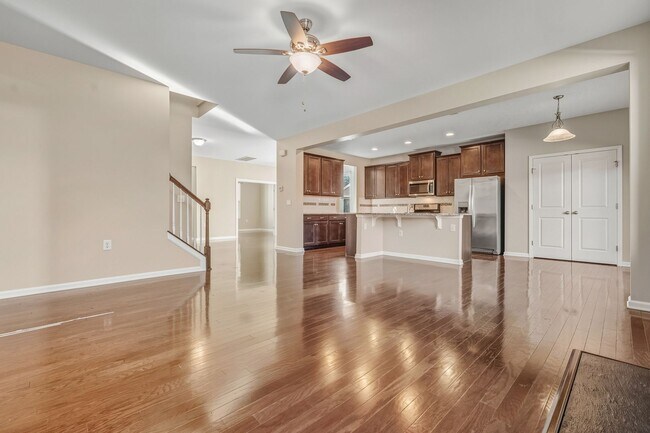 Foto del edificio - Available Now! 5 Bedroom, 3 Bath with Fenced In Backyard