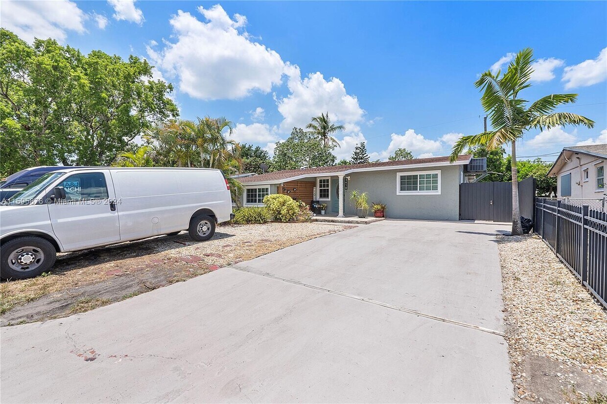 Foto principal - 3410 N 72nd Terrace