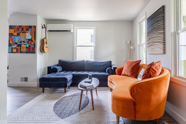 Building Photo - 293 Main St