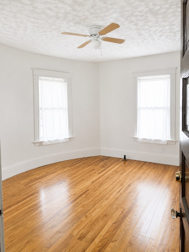 Dormitorio 1 - 98 Dana Ave