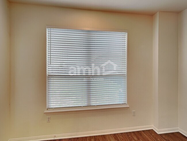 Building Photo - 2733 Meadowood Heights