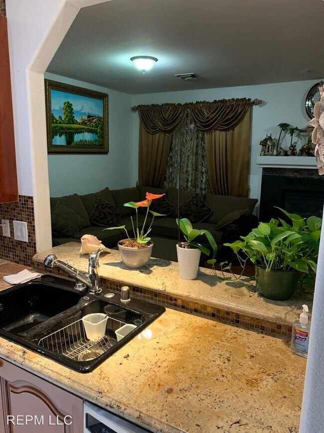 Foto del edificio - 3 br, 2 bath House - 3301 West Colton Ave.