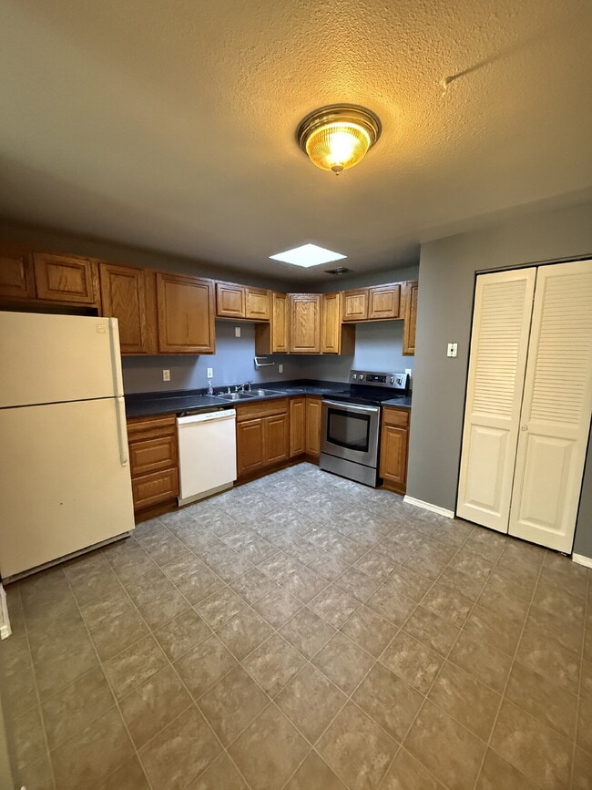 Photo - Fairwood Area Condo Available Now!