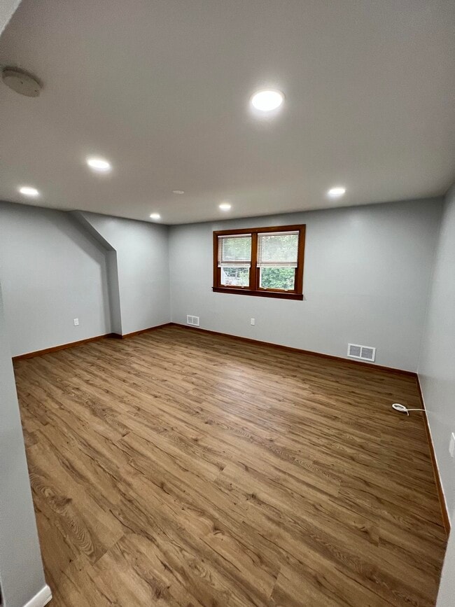 Building Photo - 18 Birk St