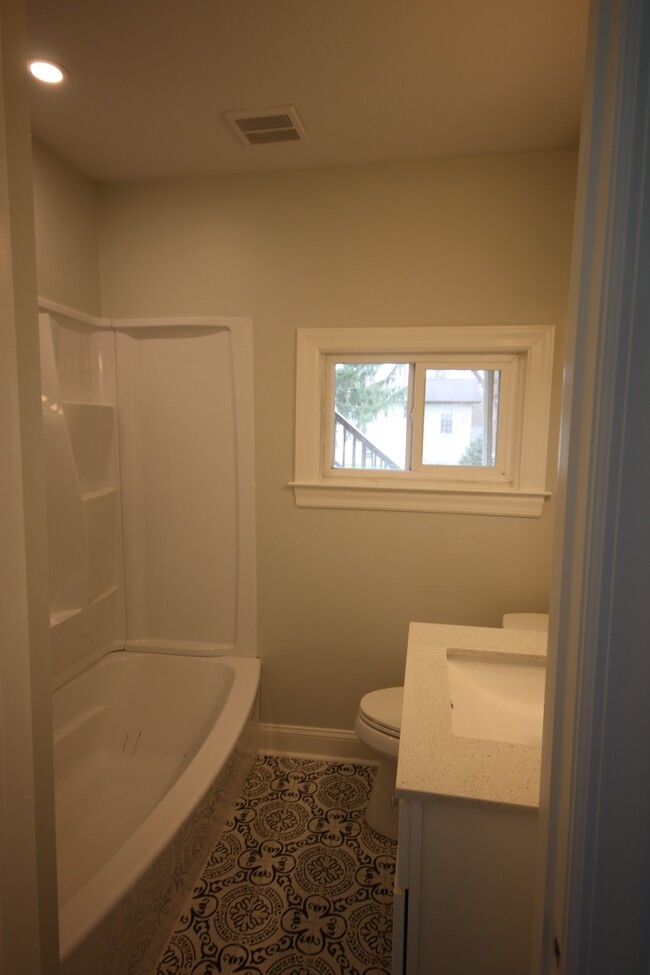 Baño - 202 Walnut St