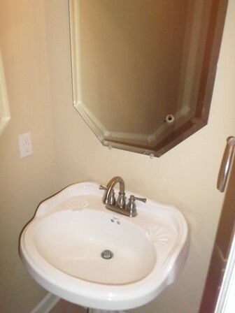 Building Photo - Eagle Landing - End Unit