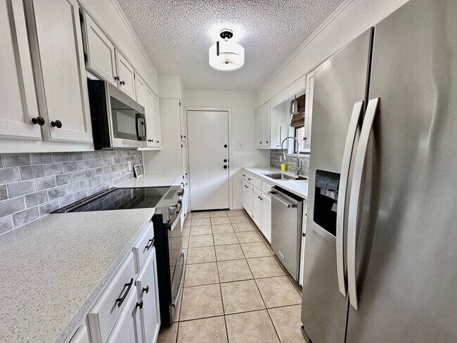 Foto del edificio - 225-227-227 Kettler Dr