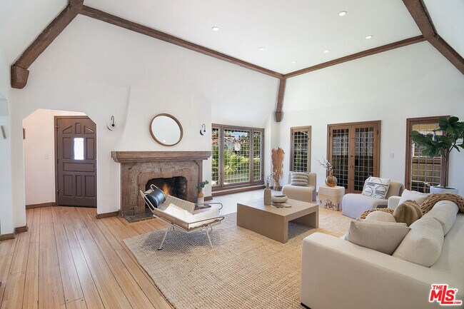 Building Photo - 137 N Poinsettia Pl