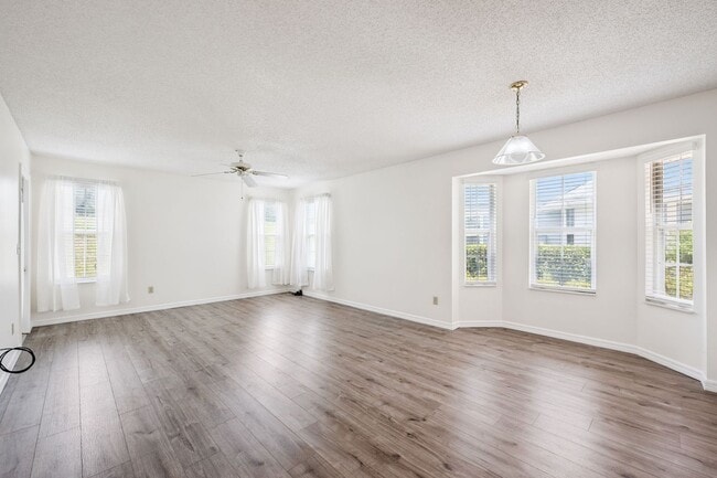 Building Photo - Ground Floor 2 Bed / 2 Bath with New Flooring