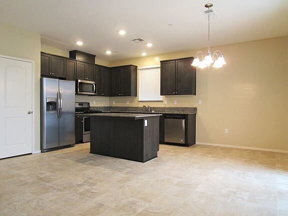 Building Photo - Stunning 3 bedroom 2 bathroom