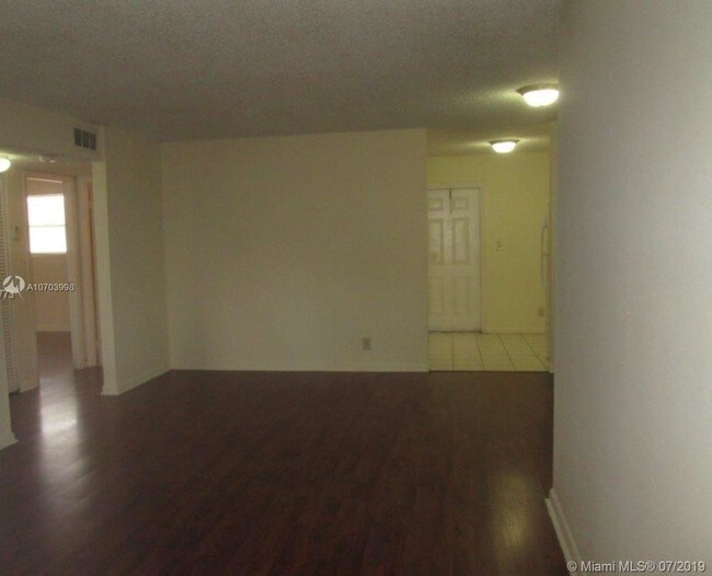 Foto del edificio - 850 E Commercial Blvd