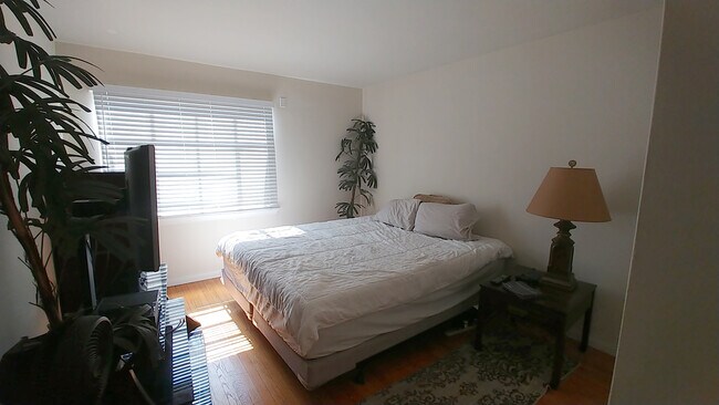 Foto del edificio - 1427 N Hayworth Ave