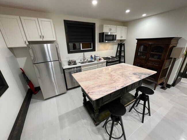 Foto del edificio - 7713 Owensmouth Ave