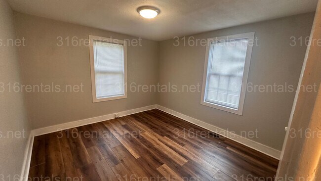 Building Photo - $925 - 2 bed 1 bath - Single Family Home