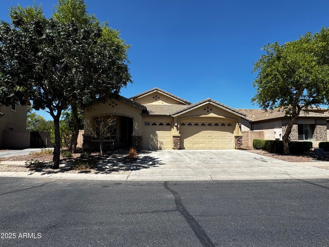 Foto principal - 8866 West Myrtle Ave