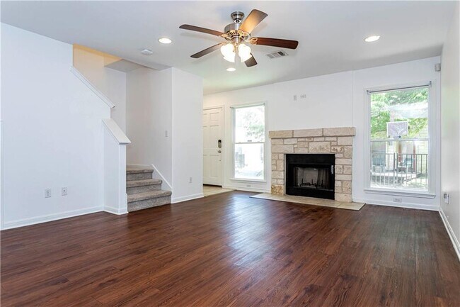 Foto del edificio - 6900 E Riverside Dr