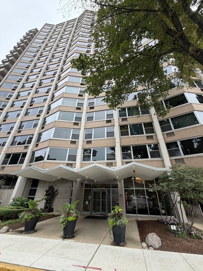 Foto del edificio - 555 W Cornelia Ave