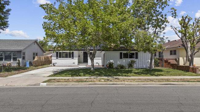 Building Photo - 809 W Ave J 10