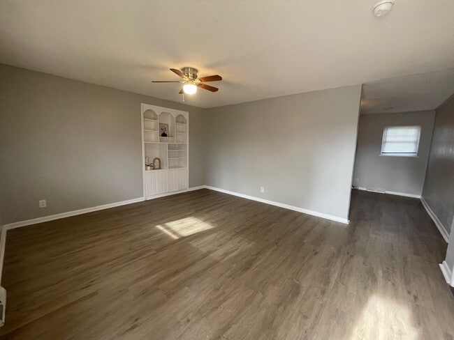 Building Photo - 606 Eastbrook Dr NW