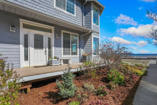 Foto del edificio - Spectacular Water Front Home With a Short Term  Lease to Start!