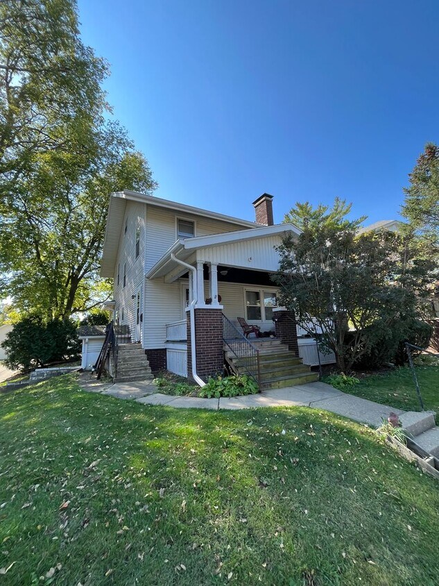 307 Phoenix Ave Unit 307 1/2 Phoenix, Bloomington, IL 61701 Room for