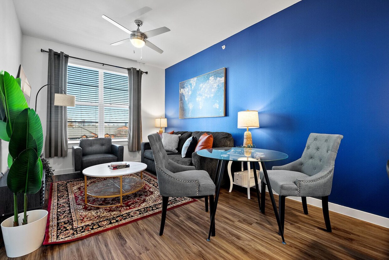 Foto principal - 2425 E Riverside Dr