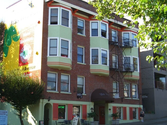 Another Move in Special in time for Spring! - NE Views out Bay Windows on the TOP FLOOR! - Another Move in Special in time for Spring! - NE Views out Bay Windows on the TOP FLOOR! Apartment