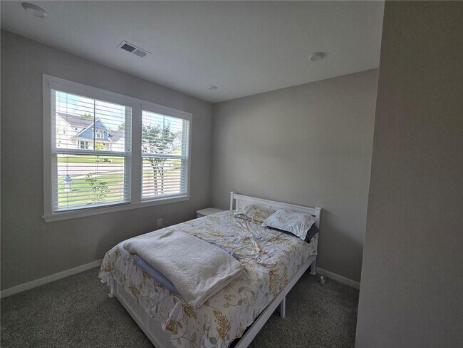 Building Photo - 121 Linden Ct