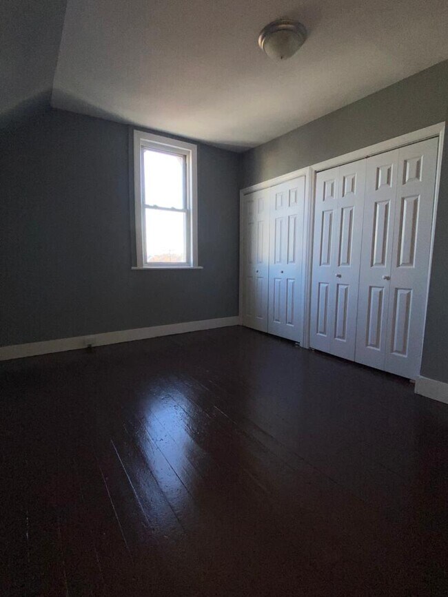 Building Photo - 942 E 19th St