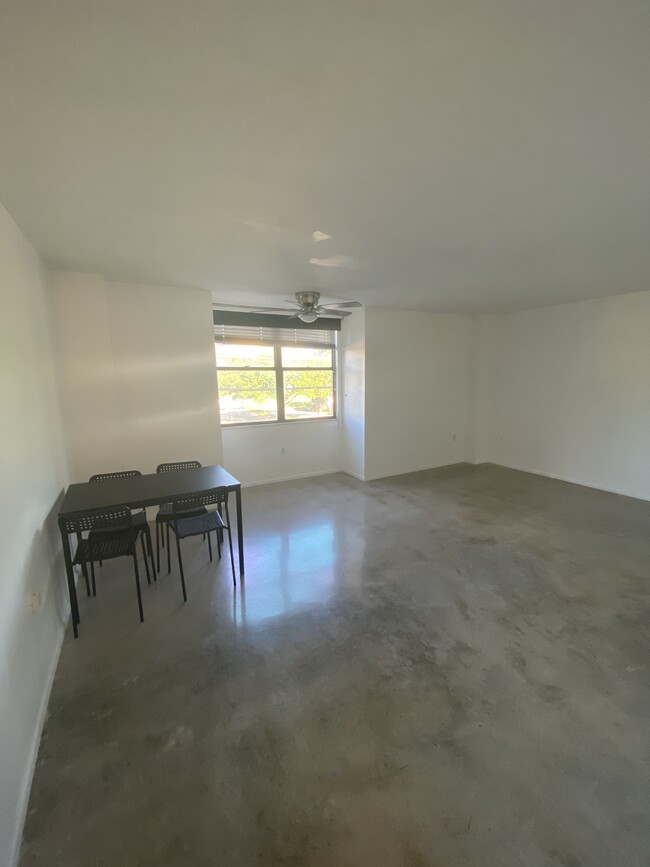 Building Photo - 9660 W Bay Harbor Dr