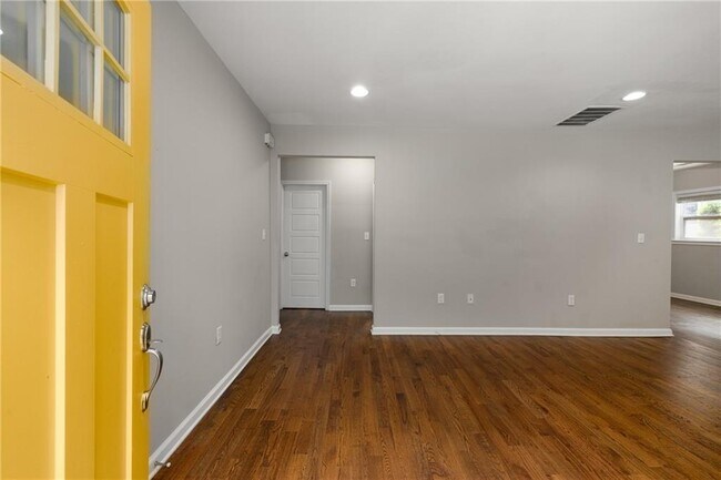 Foto del edificio - 1398 Deerwood Dr