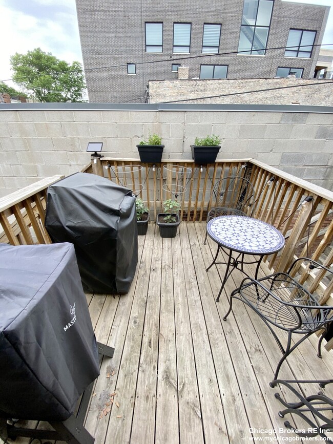 Building Photo - 810 W Webster Ave