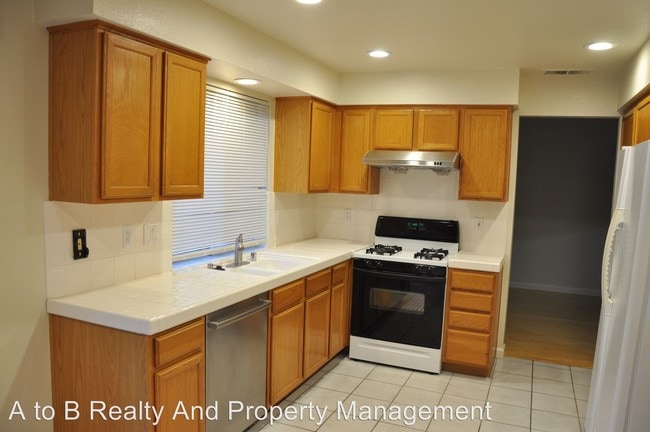 Building Photo - 6121 Yeadon Way