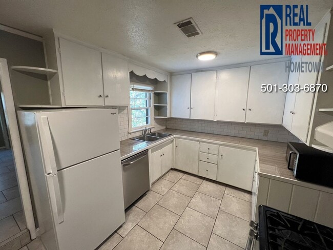 Building Photo - 4424 East Dr