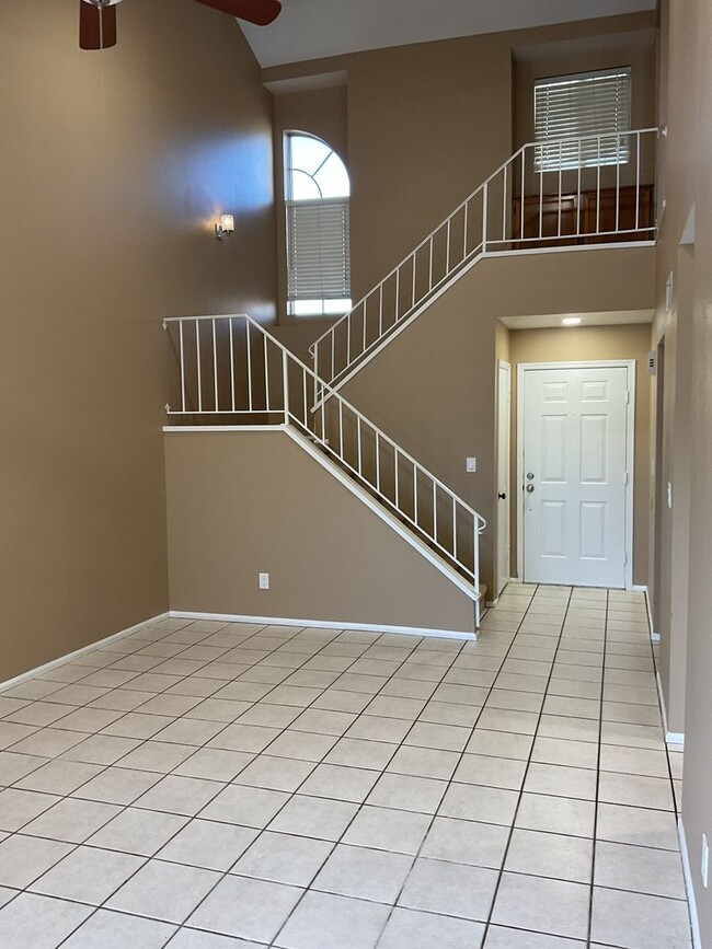Building Photo - Spacious Townhouse near McKellips & Lindsay across from Community Pool