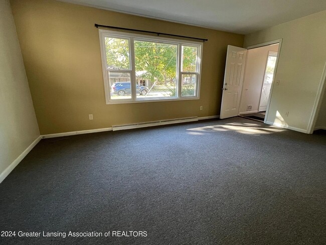 Big Living room with closet. Shared indoor entryway for wet shoes - 1874 Adelpha Ave