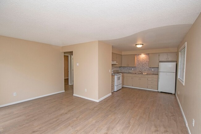 Building Photo - Cozy 2BD Duplex With Driveway Parking In Rose Village Neighborhood!