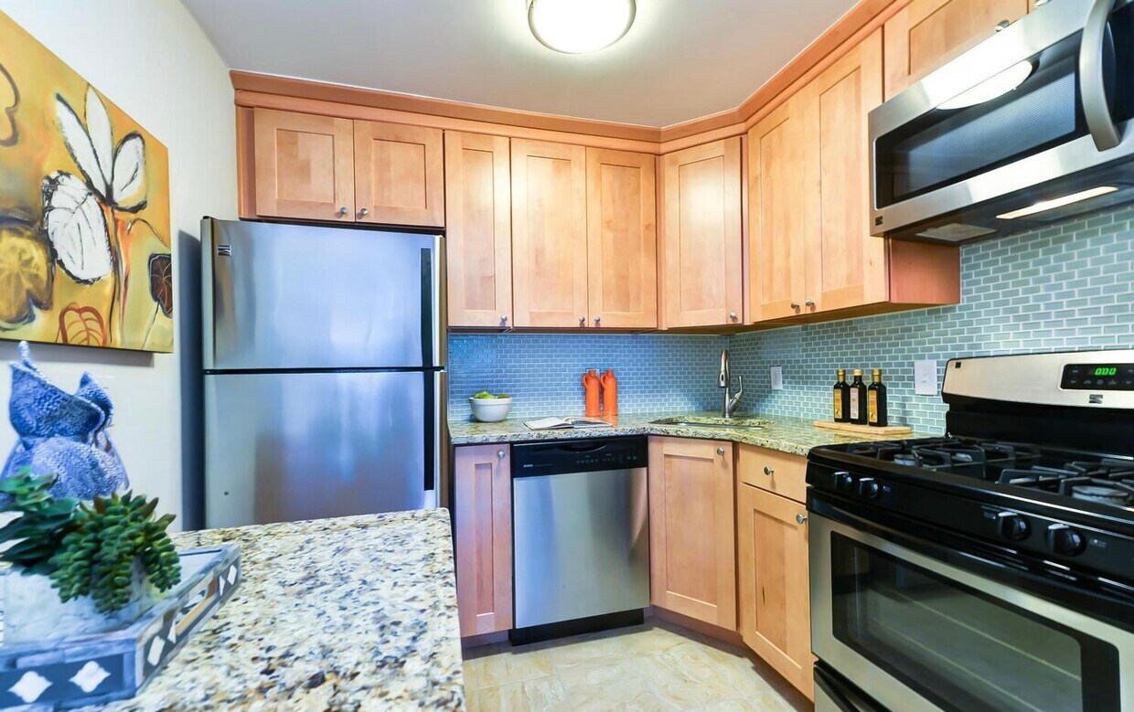 Foto principal - 4555 MacArthur Blvd NW