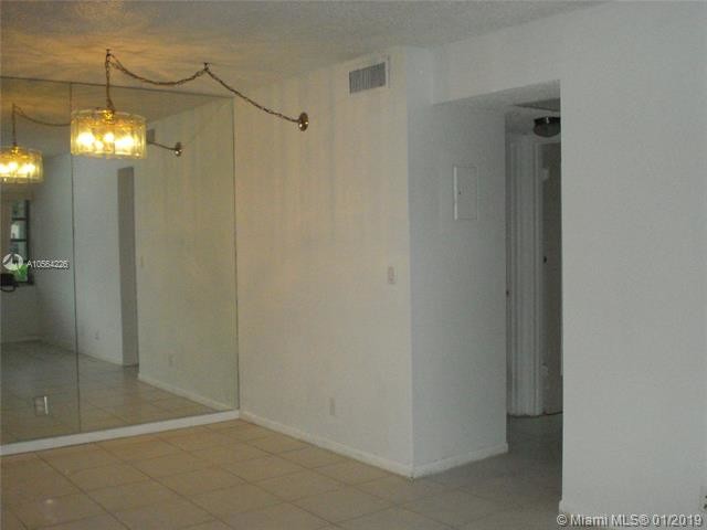 Building Photo - 10080 Twin Lakes Dr