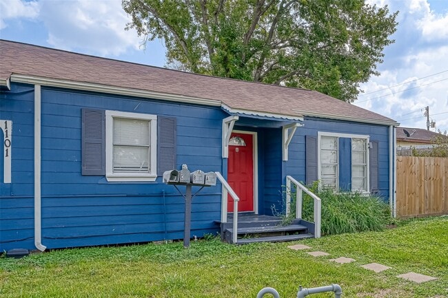 Building Photo - 1101 Elm Unit A St