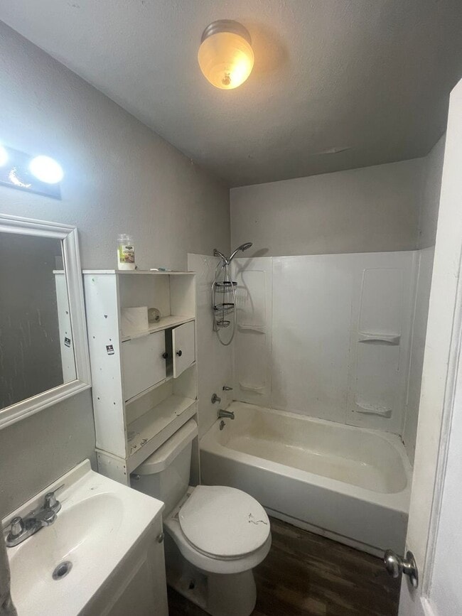 Building Photo - 3 bedroom, 1 bath