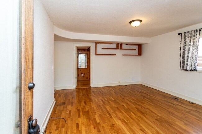 Building Photo - 12 W Brookside St