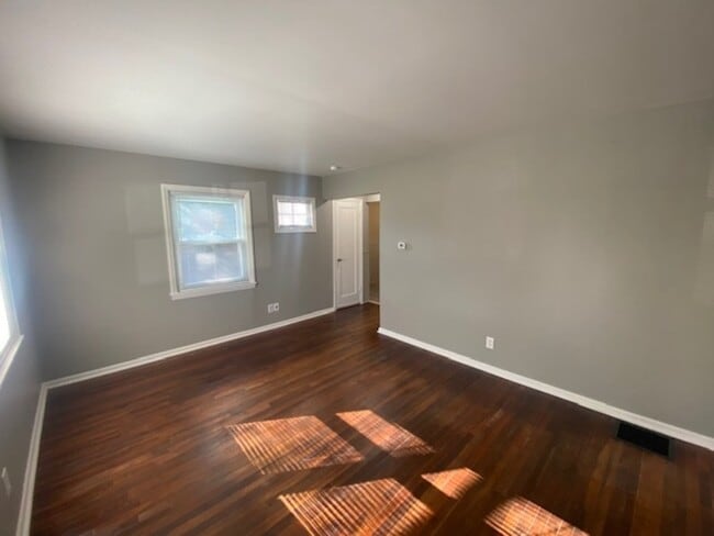 Building Photo - 1090 E N Broadway