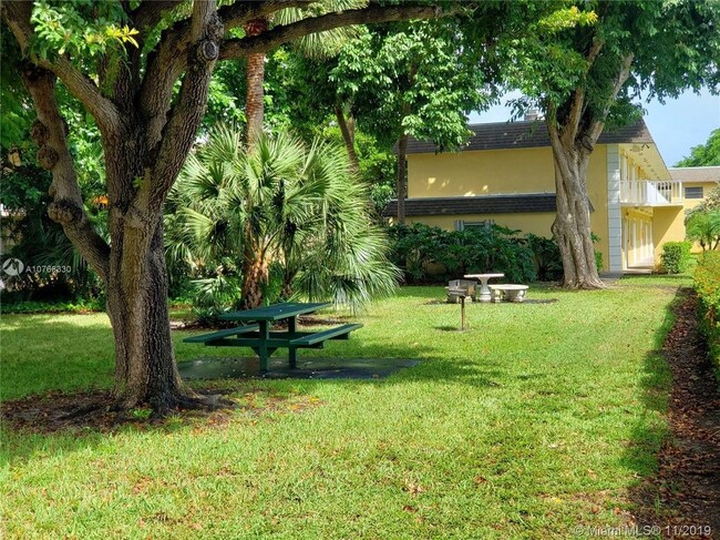 Lawn, Picnic Tables, Grilles - 5150 NE 6th Ave