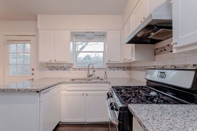 Building Photo - 1602 Parker Ln