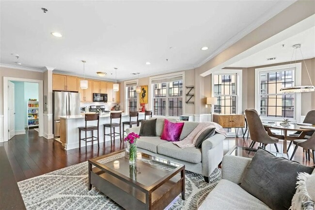 Building Photo - 830 Monroe St