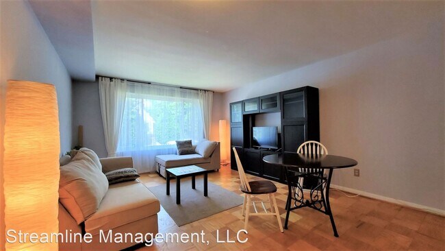 Foto del edificio - 1 br, 1 bath House - 4545 MacArthur Blvd N...