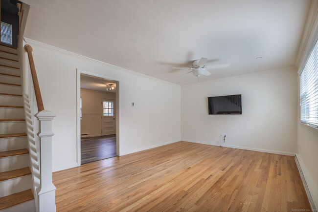 Foto del edificio - 534 Holland Hill Rd